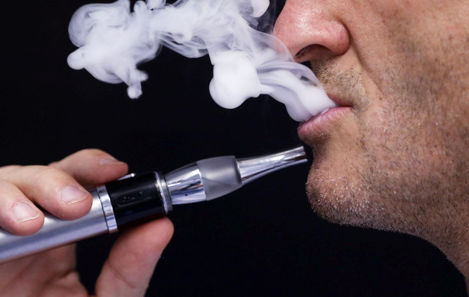 Vaping is not a safe alternative to smoking cigarettes